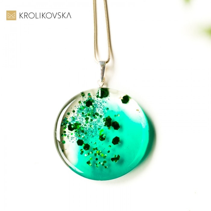 Romantyczna i delikatna biżuteria, elegancki naszyjnik.