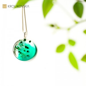 Romantyczna i delikatna biżuteria, elegancki naszyjnik.