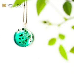 Romantyczna i delikatna biżuteria, elegancki naszyjnik.