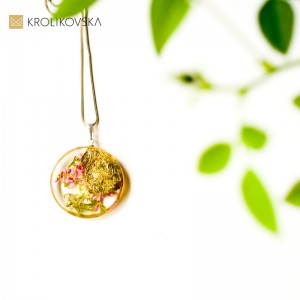 Oryginalny prezent naszyjnik z prawdziwymi kwiatami.