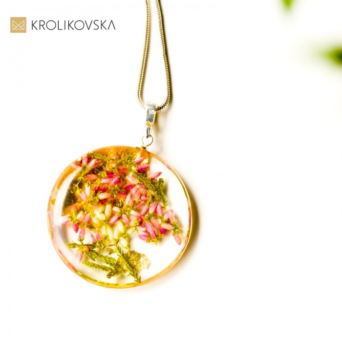 Oryginalny prezent naszyjnik z prawdziwymi kwiatami.