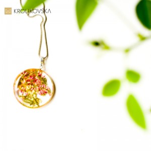 Oryginalny prezent naszyjnik z prawdziwymi kwiatami.