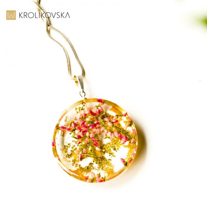 Biżuteria z prawdziwymi kwiatami, koło złote.