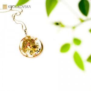 Biżuteria z prawdziwymi kwiatami, koło złote.