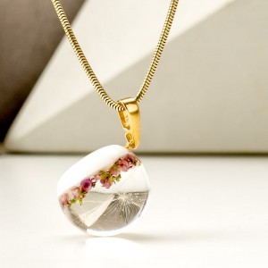 Pozłacany naszyjnik z różowym wrzosem