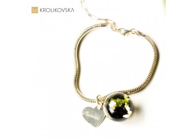 Bransoletka srebrna gruba z zawieszkami.