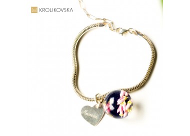 Wspaniała bransoletka z motywem kwiatowym.