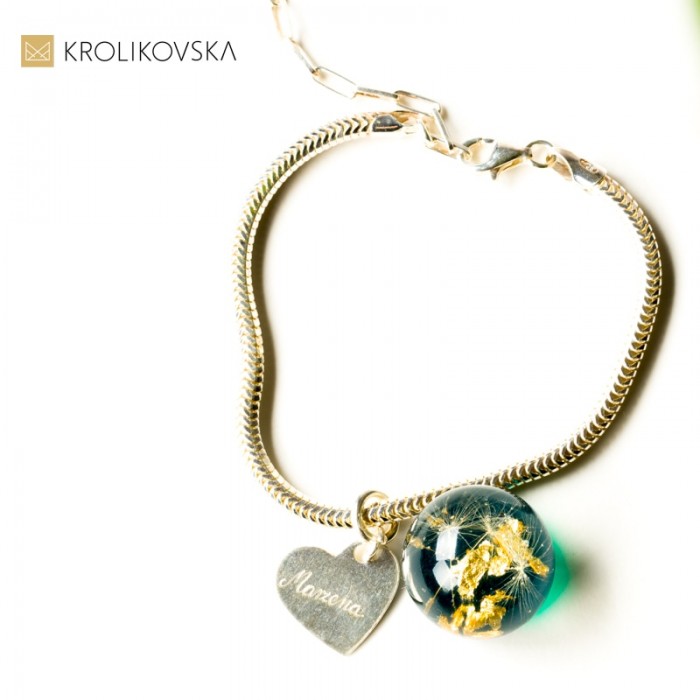 Piękna bransoletka z płatkami złota i zielenią zawieszki.