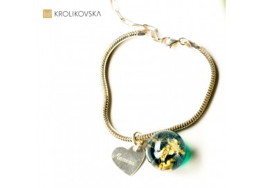 Piękna bransoletka z płatkami złota i zielenią zawieszki.