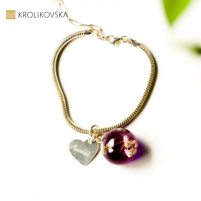 Srebrne bransoletki damskie z grawerowanym sercem.