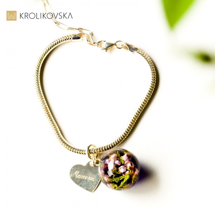 Eleganckie bransoletki damskie z kwiatowymi zawieszkami.