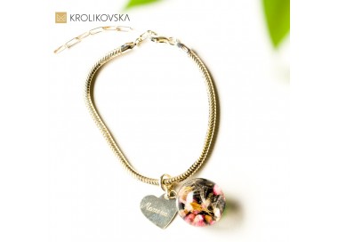 Delikatna srebrna bransoletka z zawieszkami.