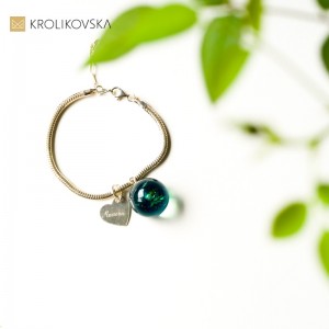 Bransoletka damska z zieloną kulką.