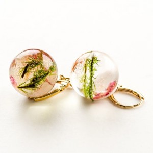 Kolczyki srebrne pozłacane kulki z zielonym mchem i różowymi kwiatami wrzośca.