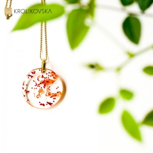 Prezent biżuteria dla niej, naszyjnik z kwiatami.