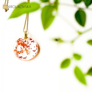 Prezent biżuteria dla niej, naszyjnik z kwiatami.