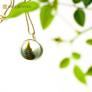 Naszyjnik z suszoną rośliną.