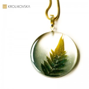 Naszyjnik z suszoną rośliną.