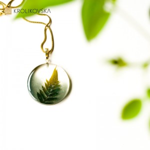 Naszyjnik z suszoną rośliną.