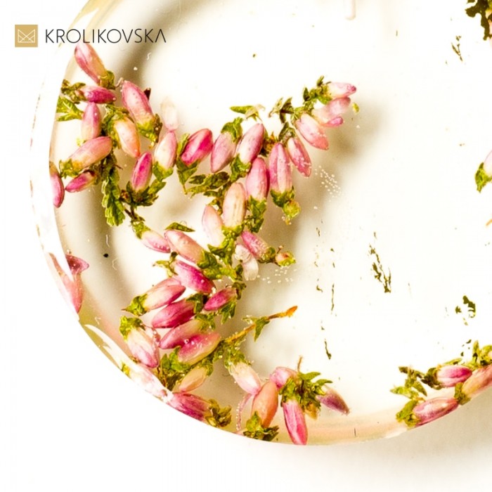 Biżuteria artystyczna naszyjniki z kwiatami w środku.