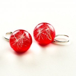 Kolczyki damskie z czerwonym oczkiem i dmuchawcem.