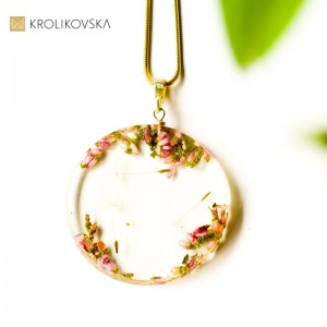 Duża biżuteria na szyję.