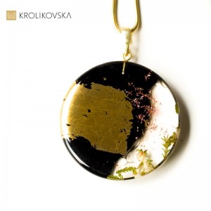 Czarna biżuteria na szyję.