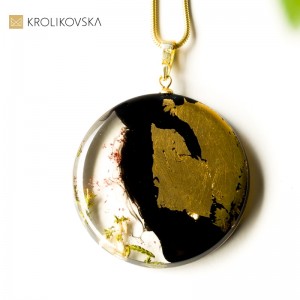 Czarna biżuteria na szyję.