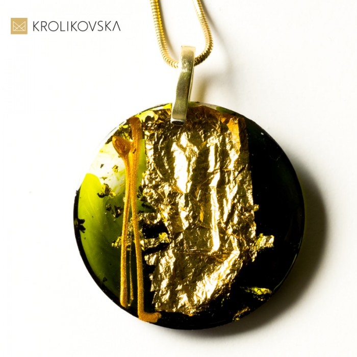 Naszyjnik do sukienki z dekoltem.