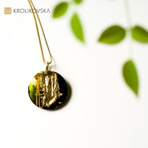 Naszyjnik do sukienki z dekoltem.