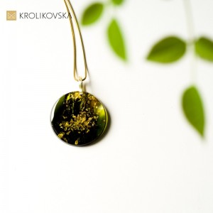 Naszyjnik do sukienki z dekoltem.