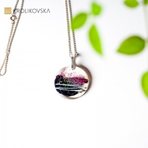 Biżuteria do fioletowej sukienki.