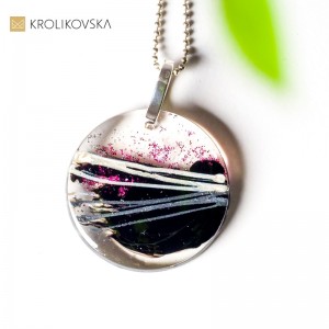 Biżuteria do fioletowej sukienki.