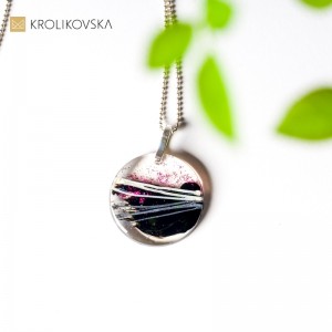 Biżuteria do fioletowej sukienki.