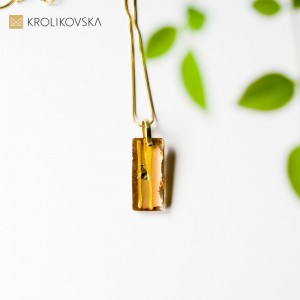 Biżuteria do sukni ślubnej z koronki.