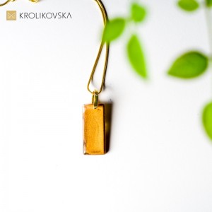 Biżuteria do sukni ślubnej z koronki.