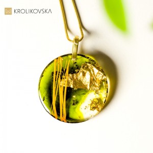 Biżuteria do sukienki pod szyję.