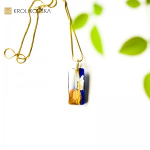 Biżuteria do granatowej koronkowej sukienki.