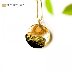 Biżuteria do koszuli damskiej.