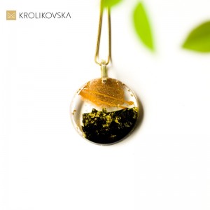 Biżuteria do koszuli damskiej.