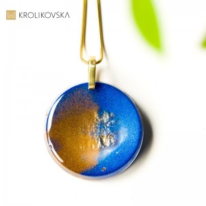 Biżuteria do kobaltowej sukienki.