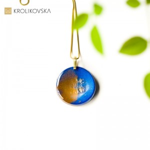 Biżuteria do kobaltowej sukienki.
