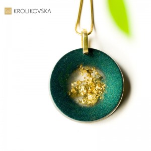 Pozłacana biżuteria zawieszki do zielonej sukienki.