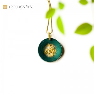 Pozłacana biżuteria zawieszki do zielonej sukienki.