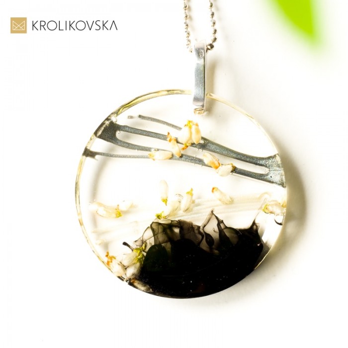 Srebrna biżuteria zawieszki z kwiatami.