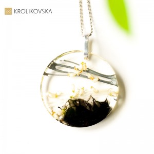 Srebrna biżuteria zawieszki z kwiatami.