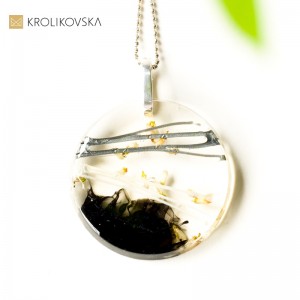 Srebrna biżuteria zawieszki z kwiatami.