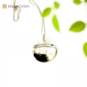 Srebrna biżuteria zawieszki z kwiatami.