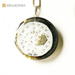 Biżuteria do szarej sukienki- naszyjnik srebrny.