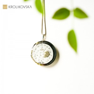 Biżuteria do szarej sukienki- naszyjnik srebrny.